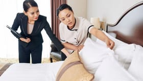 హోటల్‌ రూమ్స్‌లో తెల్లటి బెడ్‌షీట్స్‌ మాత్రమే ఎందుకు వాడుతారు?