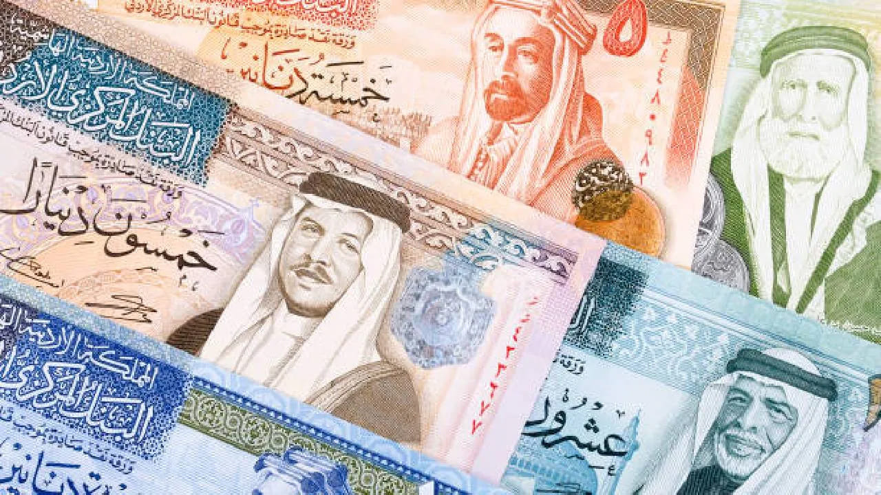 ఆ చిన్న దేశంలో 10వేలు సంపాదిస్తే.. భారత్లో లక్షాధికారులు అవడం పక్కా..