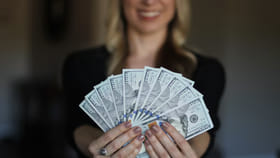 సంపాదనలో పురుషుల కంటే మహిళలు టాప్.. ఈ దేశంలో వింత పరిస్థితి