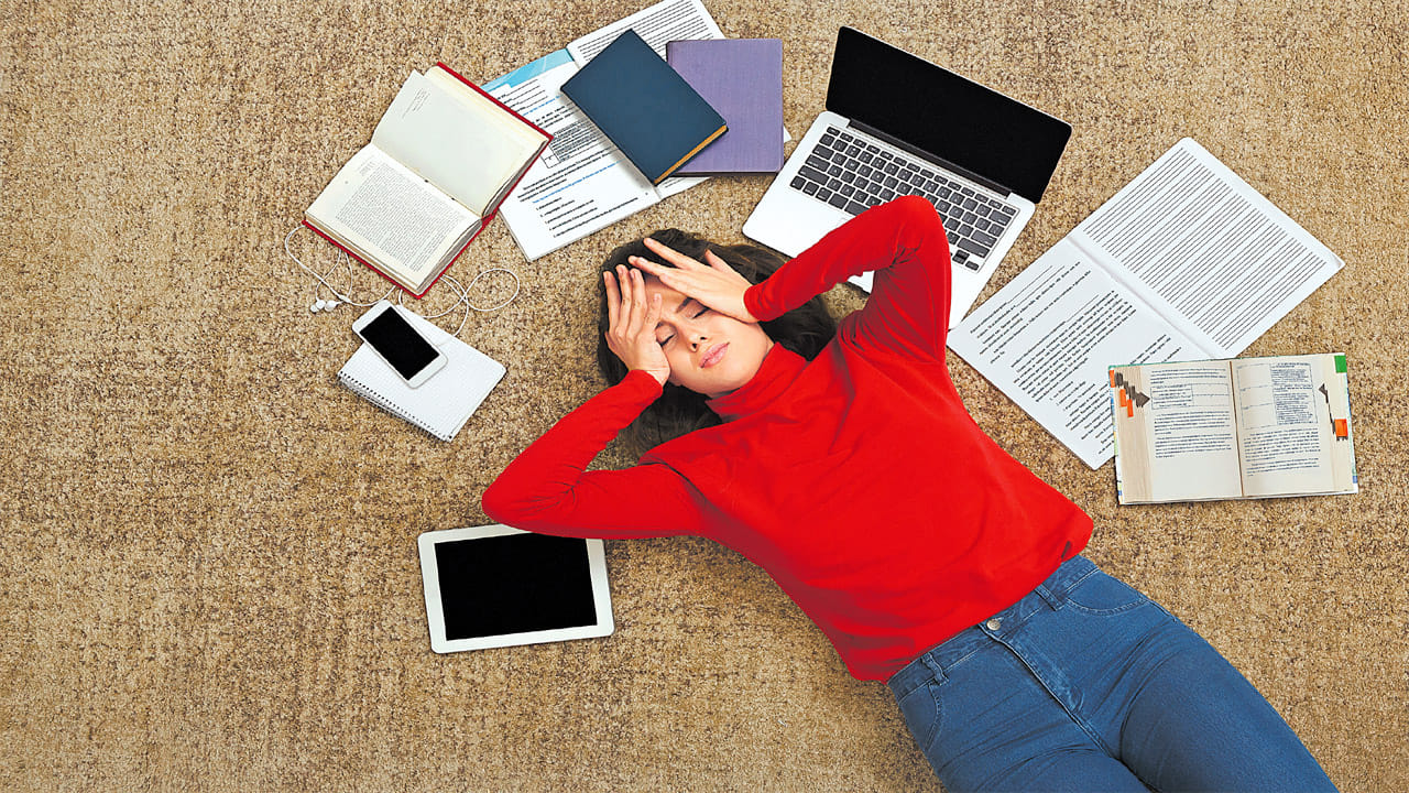 అయితే ఇలాంటి పని ఒత్తిడి నుంచి బయటపడి ఆరోగ్యంగా ఉండాలి అంటే తప్పకుండా కొన్ని ఇంటి చిట్కాలు పాటించాల్సిందే అంటున్నారు ఆరోగ్య నిపుణులు. కాగా, ఒత్తిడిని తగ్గించుకోవడానికి ఎలాంటి టిప్స్ పాటించాలో ఇప్పుడు చూద్దాం.