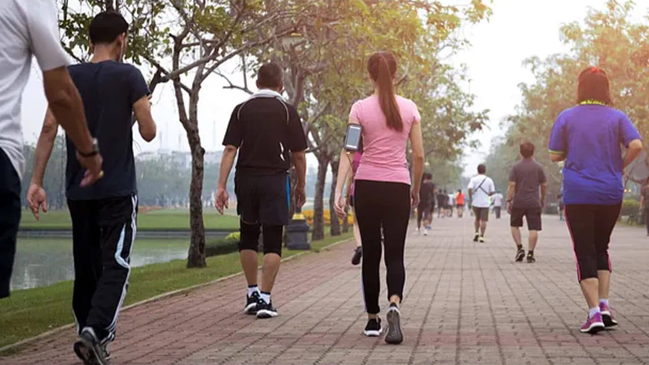 ప్రతి రోజూ ఉదయం లేదా సాయంత్ర 20 నిమిషాల పాటు వాకింగ్ చేయడం వలన కూడా మనసు రిఫ్రెష్ అవుతుందంట. ఇది ఒత్తిడిని తగ్గించి, మీ మనసును శాంతపరుస్తుందని చెబుతున్నారు ఆరోగ్య నిపుణులు.