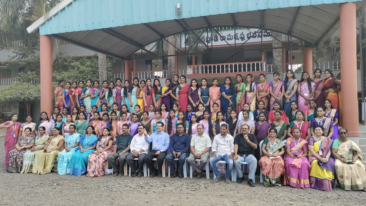 ఏలూరు : భారతీయ మహిళలు  ధరించే చీర సాంప్రదాయానికి ప్రతీకలు వీటికి ఎంతో విశిష్టత , ప్రాధాన్యత , గుర్తింపు ఉంది. చీర కేవలం వస్త్రం మాత్రమే కాదు, సంస్కృతి, ఆడంబరం, ఆత్మగౌరవానికి ఆలంబనగా పేర్కొంటారు. వేల సంవత్సరాల చరిత్ర కలిగిన ఈ చీర, కాలానుగుణంగా మారుతూ వచ్చినా,  వాటి గొప్పతనం ఎప్పటికపుడు పెరుగుతూనే ఉంది. ముఖ్యంగా భారతదేశంలోని ప్రతి రాష్ట్రంలో ప్రాంతాన్ని బట్టి ప్రత్యేక శైలితో చీరలు కనిపిస్తుంటాయి. 