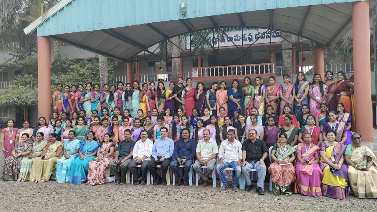 ఆంధ్రప్రదేశ్‌లోని ఉప్పాడ, ధర్మవరం, మంగళగిరి చీరలకు  ప్రత్యేకత ఉంది.  తెలంగాణలో పోచంపల్లి, తమిళనాడు లోని కంచిలో కంచిపురం పట్టు చీరలు, బనారసి, పటోలా ఇలా  ప్రతి చీర వెనుక ఓ కళాకారుడి కష్టం, నేత కార్మికుడి ప్రతిభ దాగి ఉంటాయి. చీరల ప్రత్యేకత దాని వినియోగంలో కూడా కనిపిస్తుంది. పండుగలు, పెళ్లిళ్లు, శుభకార్యాలు, పూజల సమయంలో ప్రత్యేకంగా ప్రాధాన్యత కలిగిన  చీరలను మహిళలు ధరిస్తారు. 