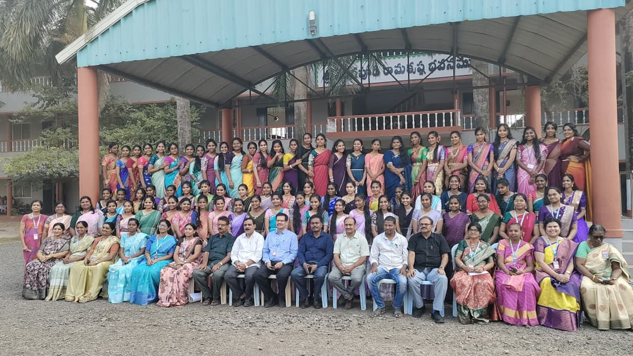 రోజువారీ జీవితంలో కూడా చీర సౌకర్యవంతమైన వస్త్రంగా ఉపయోగపడుతుంది. యుక్త వయస్సు వచ్చిన యువతి నుంచి వృద్ధురాలి వరకు ప్రతి వయస్సు మహిళకు చీర సరిపోయేలా ఉంటుంది. ఎవరికి వారు తమశరీర రంగు , తీరు మేరకు చీరల డిజైన్స్ ను ఎంచుకుంటారు. తమ గౌరవానికి, అందానికి అద్దం పట్టేవిధంగా వాటిని ఎంచుకుంటారు. 