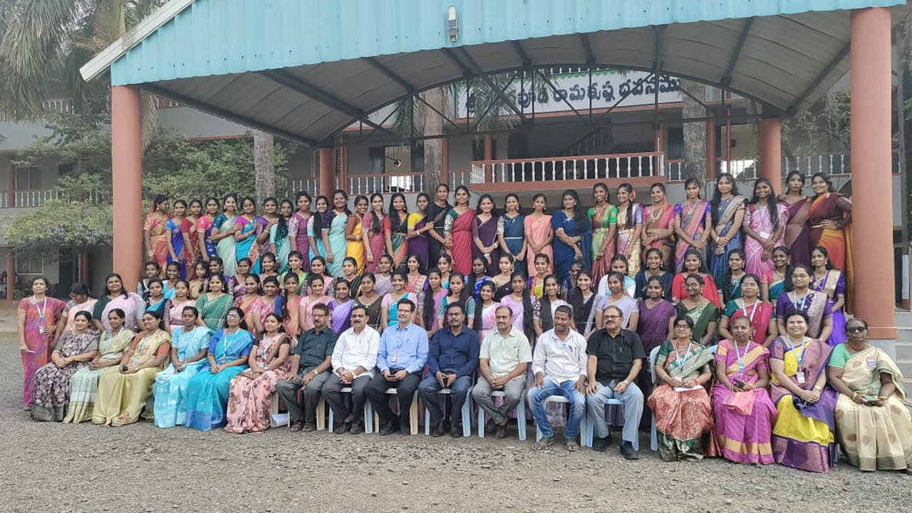 ఈ విషయాన్ని చాటిచెప్పేందుకు "శారీ దినోత్సవాన్ని" కొవ్వూరు లో నిర్వహించారు. ఏ బి యెన్ & పి ఆర్ ఆర్ కళాశాల లో జరిగిన కార్యక్రమంలో పలువురు మహిళలు సాంప్రదాయ చీరకట్టుతో రాంప్ వాక్ లో పాల్గొన్నారు. కార్యక్రమంలో ప్రిన్సిపాల్ డాక్టర్  ఏం రామ్మోహన్ , వై స్ ప్రిన్సిపాల్ రమేష్ తో పాటు కల్చరల్ కమిటీ కోఆర్డినేటర్ రాణి తో పాటు పలువురు విద్యార్థినులు పాల్గొన్నారు. 