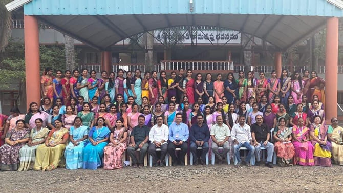 చీరల దినోత్సవం..సాంప్రదాయ చీరకట్టుతో ర్యాంప్ వాక్‌లో మహిళలు