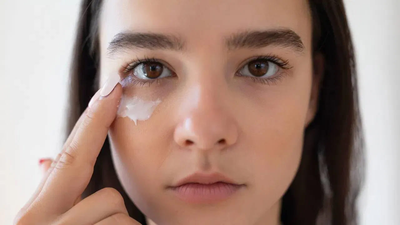 ముఖం మీద ముడతలు ఏర్పడితే చిన్న వయసులోనే ముసలివాకిగా కనిపిస్తాం. అలాంటి సందర్భాలలో డాక్టర్ల చికిత్స కూడా అంత ప్రభావవంతంగా ఉండదు. అయితే కేవలం ఇంటి నివారణలతో ఈ సమస్య నుంచి తేలికగా బయటపడొచ్చు.