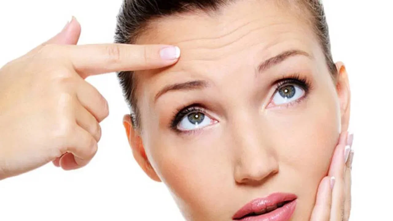 ముఖం మీద ముడతలు తరచుగా పెద్ద సమస్యగా మారుతాయి. మీకు కూడా ఈ సమస్య ఉంటే కొన్ని చిట్కాలను అనుసరించడం ద్వారా ఈ సమస్యను శాశ్వతంగా తొలగించవచ్చు.