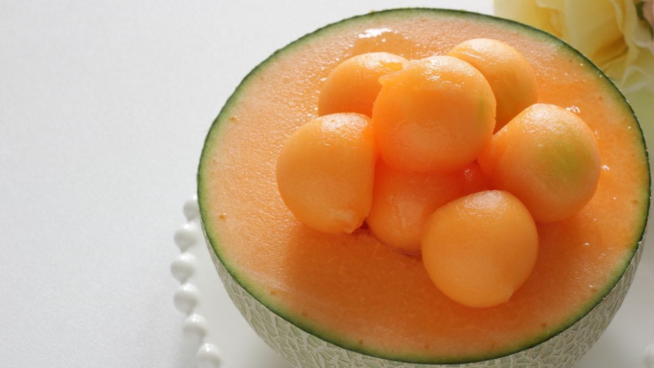  యుబారి కింగ్ మెలోన్ : జపాన్‌లోని హొక్కైడోకు చెందిన యుబారి కింగ్ అనే పుచ్చకాయ ప్రస్తుతం ప్రపంచంలోనే అత్యంత ఖరీదైన పండుగా పేరొందింది. ఈ జాతికి చెందిన ఒక జత పుచ్చకాయల ధర $25,000 (సుమారు రూ. 22 లక్షలు) వరకు ఉంటుంది. ఈ పండు రుచికి చాలా స్వీట్‌గా ఉండడంతో పాటు ఎంతో సువాసనను కలిగి ఉంటుంది.