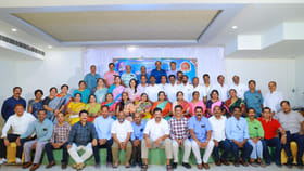 40 ఏళ్ల తర్వాత మళ్లీ కలిసిన చిన్ననాటి స్నేహం.. జ్ఞాపకాల బస్సులో..