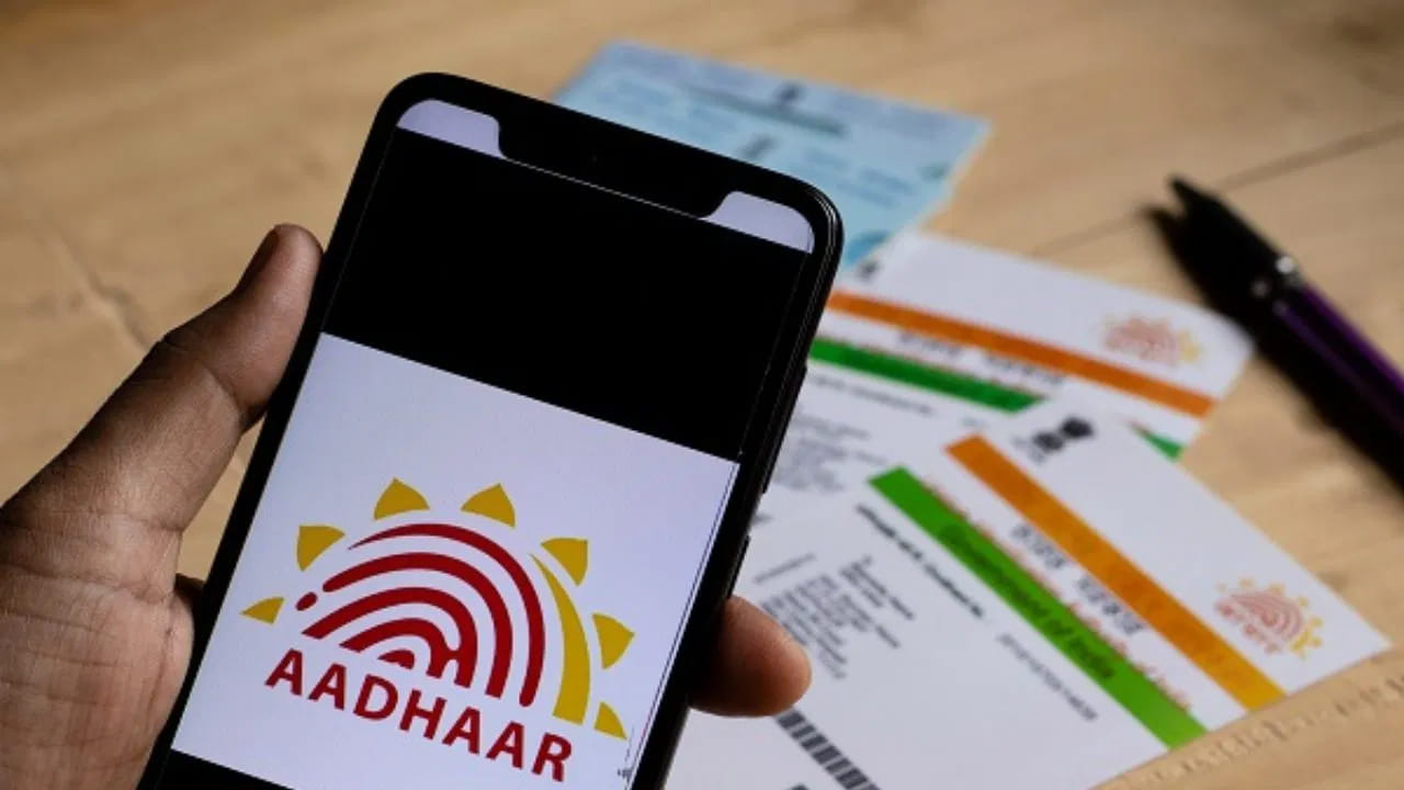 మీ దగ్గర అవసరమైన అన్ని పత్రాలు ఉంటే మీరు UIDAI వెబ్‌సైట్‌లో అపాయింట్‌మెంట్ బుక్ చేసుకోవచ్చు. దీని కోసం ముందుగా అధికారిక UIDAI వెబ్‌సైట్‌ను సందర్శించండి. ఇక్కడ మీరు బుక్ యాన్ అపాయింట్‌మెంట్ ఆప్షన్‌ను ఎంచుకుని, సమీపంలోని సపోర్ట్ సెంటర్, టైమ్ స్లాట్‌ను ఎంచుకోండి. ఇప్పుడు ఇక్కడ మీరు అవసరమైన సమాచారాన్ని పూరించడం, అపాయింట్‌మెంట్‌ను నిర్ధారించడం వంటి కొన్ని సమాచారాన్ని పూరించమని అడుగుతారు. ఆ తర్వాత నిర్ణీత సమయంలో ఆధార్ సేవా కేంద్రానికి చేరుకుని మిగిలిన ప్రక్రియను పూర్తి చేయండి.