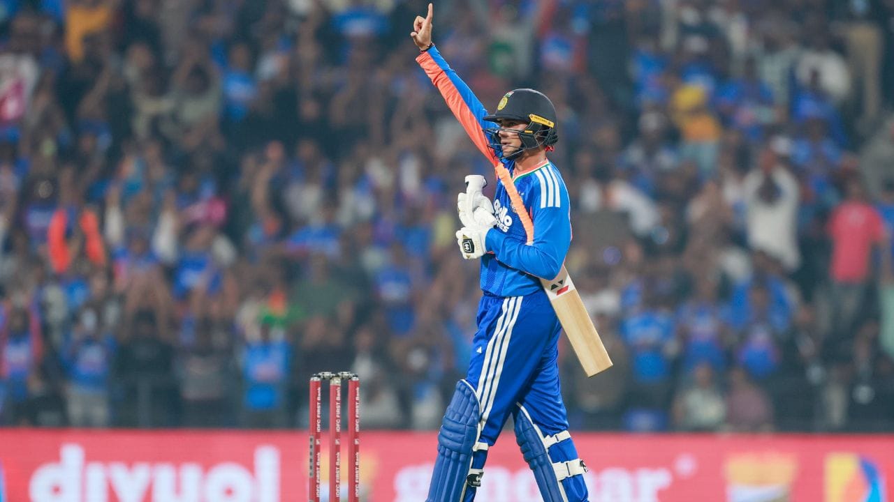 ఓపెనర్ గా బరిలోకి వచ్చిన అభిషేక్ శర్మ.. తొలి బంతి నుంచే అటాకింగ్ మొదలుపెట్టాడు. ఈ క్రమంలో 22 బంతుల్లోనే హాఫ్ సెంచరీ పూర్తి చేశాడు. న్యూజిలాండ్ జట్టుపై టీమిండియా ప్లేయర్ సాధించిన ఫాస్టెస్ట్ హాఫ్ సెంచరీ ఇదే కావడం గమనార్హం. ఈ క్రమంలో ఈ యంగ్ గన్ ఓ ప్రపంచ రికార్డ్ నెలకొల్పాడు. రోహిత్ శర్మ, విరాట్ కోహ్లీ, క్రిస్ గేల్ లాంటి దిగ్గజాలు కూడా తమ టీ20 కెరీర్ లో ఇలాంటి రికార్డ్ ను సాధించలేదు.