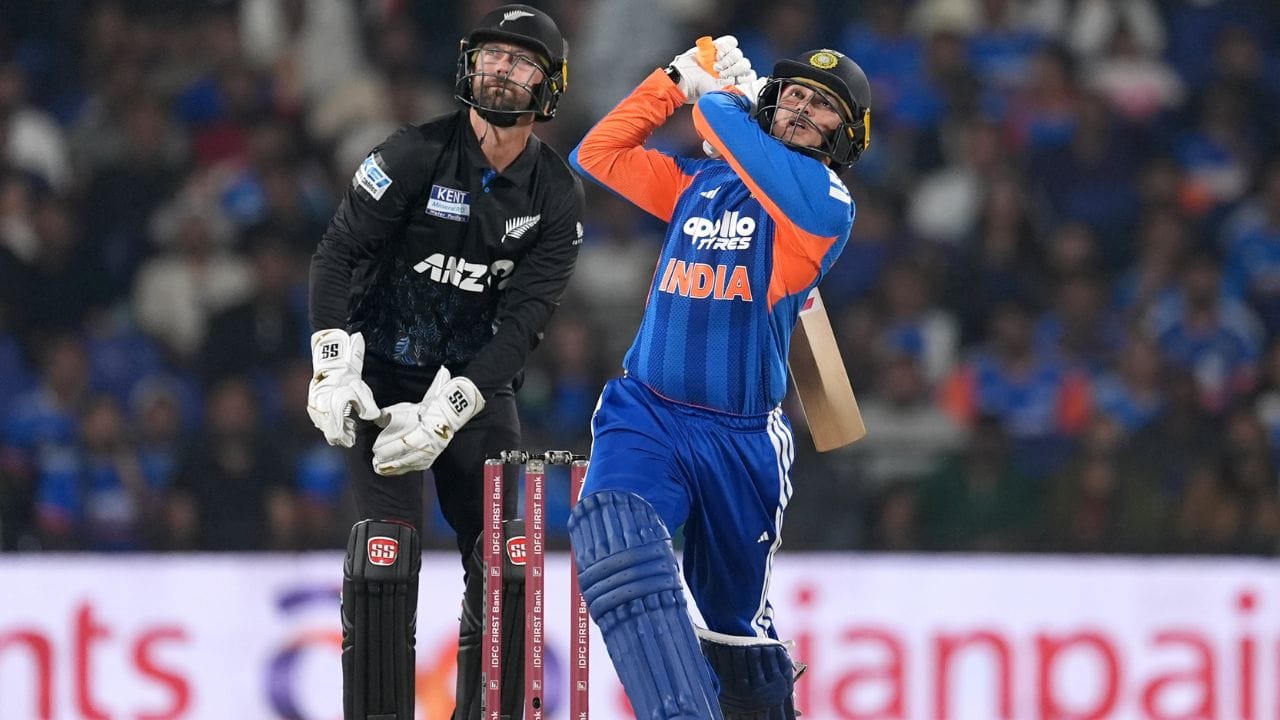 టీ20 క్రికెట్‌లో తక్కువ బంతుల్లో 5000 పరుగులు చేసిన ఆటగాళ్లు ఎవరో ఓసారి చూద్దాం. 1. 2898 బంతుల్లో అభిషేక్ శర్మ, 2. 2942 బంతుల్లో ఆండ్రీ రస్సెల్, 3. 3127 బంతుల్లో టిమ్ డేవిడ్, 4. 3196 బంతుల్లో విల్ జాక్స్, 5. 3239 బంతుల్లో గ్లెన్ మాక్స్వెల్ ఉన్నారు.