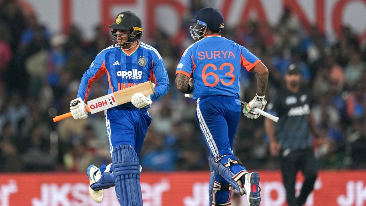 టీ20 క్రికెట్‌లో అత్యంత వేగంగా 5,000 పరుగులు సాధించిన తొలి బ్యాట్స్‌మన్‌గా టీమిండియా యంగ్ ప్లేయర్ అభిషేక్ శర్మ కొత్త ప్రపంచ రికార్డ్ ను తన ఖాతాలో వేసుకున్నాడు. కేవలం 2,898 బంతుల్లోనే ఐదువేల పరుగులు సాధించాడు. గతంలో ఈ రికార్డు ఆండ్రీ రస్సెల్ పేరిట ఉంది. కేవలం 2,942 బంతుల్లో 5,000 పరుగుల క్లబ్ లో చేరాడు.