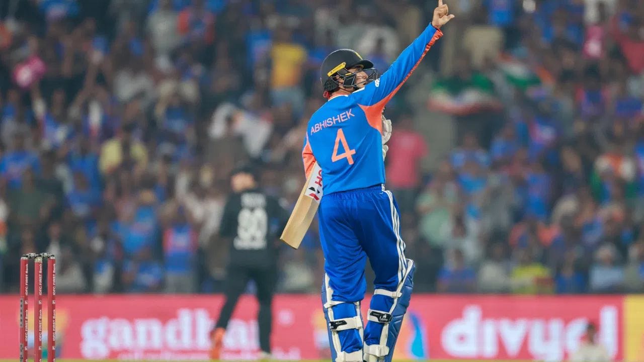 ప్రపంచ క్రికెట్‌లోని పూర్తి సభ్యుల జట్లలో, అభిషేక్ శర్మ ఉమ్మడిగా మూడవ వేగవంతమైన అర్ధ సెంచరీ సాధించిన ఘనతను సాధించాడు. యువరాజ్ సింగ్ ఈ జాబితాలో అగ్రస్థానంలో ఉన్నాడు, జింబాబ్వేపై కేవలం 13 బంతుల్లోనే అర్ధ సెంచరీ సాధించిన నమీబియా ఆటగాడు జాన్ ఫ్రైలింక్ తరువాతి స్థానంలో ఉన్నాడు. 2016లో శ్రీలంకపై జరిగిన టీ20ఐలో 14 బంతుల్లోనే అర్ధ సెంచరీ సాధించిన కోలిన్ మున్రోతో పాటు అభిషేక్ శర్మ పేరు ఇప్పుడు సంయుక్తంగా మూడవ స్థానంలో ఉంది.