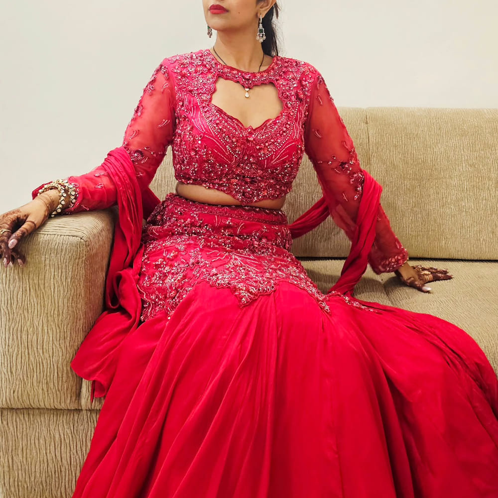 పైన ఫోటోలో కనిపిస్తున్న ముద్దుగుమ్మ ఎవరో తెలుసా ? తెలుగు ప్రేక్షకులకు చాలా ఇష్టమైన హీరోయిన్. ఒకప్పుడు చైల్డ్ ఆర్టిస్ట్..కొన్నేళ్ల క్రితమే కథానాయికగా తెలుగు తెరకు పరిచయమైంది. మొదటి సినిమాతోనే సూపర్ హిట్ అందుకుంది. అందం, అభినయంతో సినీ విమర్శకుల నుంచి మంచి మార్కులు కొట్టేసింది.