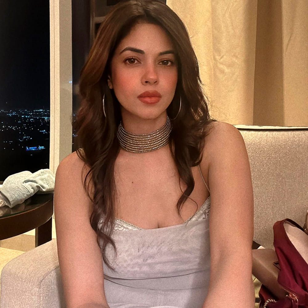 ఈ సినిమాతో టాలీవుడ్ లో ఫేమస్ అయ్యింది. రెండు దశాబ్దాల క్రితం ఇండస్ట్రీలో అడుగుపెట్టిన ఈ ముద్దుగుమ్మ ఇప్పటికీ సినిమాల్లో నటిస్తునే ఉంది. కానీ బ్యాక్ టూ బ్యాక్ కాకుండా ఆడపాదడపా చిత్రాల్లో నటిస్తుంది. ఏడాదికి ఒకటి అర చిత్రాల్లో నటిస్తుంది. కానీ సోషల్ మీడియాలో మాత్రం రెగ్యులర్ గా తన అందమైన ఫోటోస్ షేర్ చేస్తుంది.