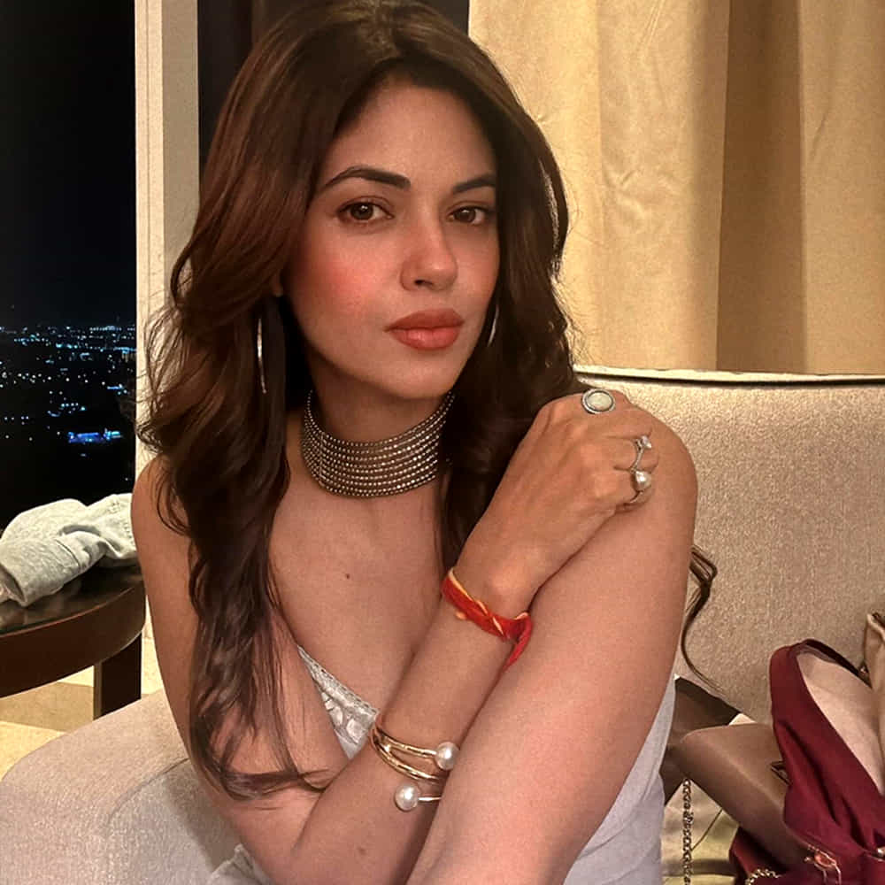 కానీ ఈ బ్యూటీకి ఆఫర్స్ ఎందుకు రావడం లేదంటున్నారు ఫ్యాన్స్. తాజాగా మీరా చోప్రా ఫ్యాన్స్ అందరూ సర్ ప్రైజ్ అయ్యే విధంగా అందంగా కనిపిస్తూ నెట్టింట ఫోటోస్ షేర్ చేసింది. అందంతోపాటు ఫిజిక్ తోనూ కట్టిపడేస్తుంది మీరా. ప్రస్తుతం ఈ అమ్మడు షేర్ చేసిన పిక్స్ వైరలవుతున్నాయి.