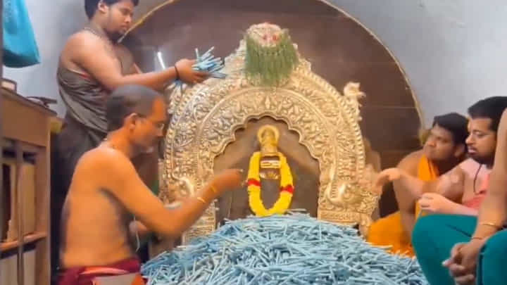 Video: అయినవిల్లి వినాయకుడికి లక్ష పెన్నుల అభిషేకం Video: అయినవిల్లి వినాయకుడికి లక్ష పెన్నుల అభిషేకం