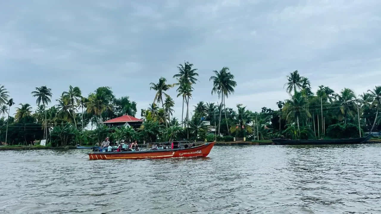 9. అలప్పుజ, కేరళ

కేరళలోని అలప్పుజ (alappuzha ) పర్యాటకులకు మరో స్వర్గధామమైన ప్రాంతం. ఇక్కడ తీవ్రమైన వేడి లేకపోవడంతో హౌస్‌బోట్ ప్రయాణాలు, పల్లె జీవితం ఆస్వాదించవచ్చు. ఇక్కడి బ్యాక్ వాటర్ అందాలు ఎంతగానో ఆకట్టుకుంటాయి. చిన్న పడవల్లో ప్రయాణం ఎంతో ఆహ్లాదకరంగా ఉంటుంది. ఓ వైపు సముద్రం నీరు, మరోవైపు పచ్చని చెట్లు, చల్లక వీచే గాలులు ఎంతగానో ఆకట్టుకుంటాయి.   
