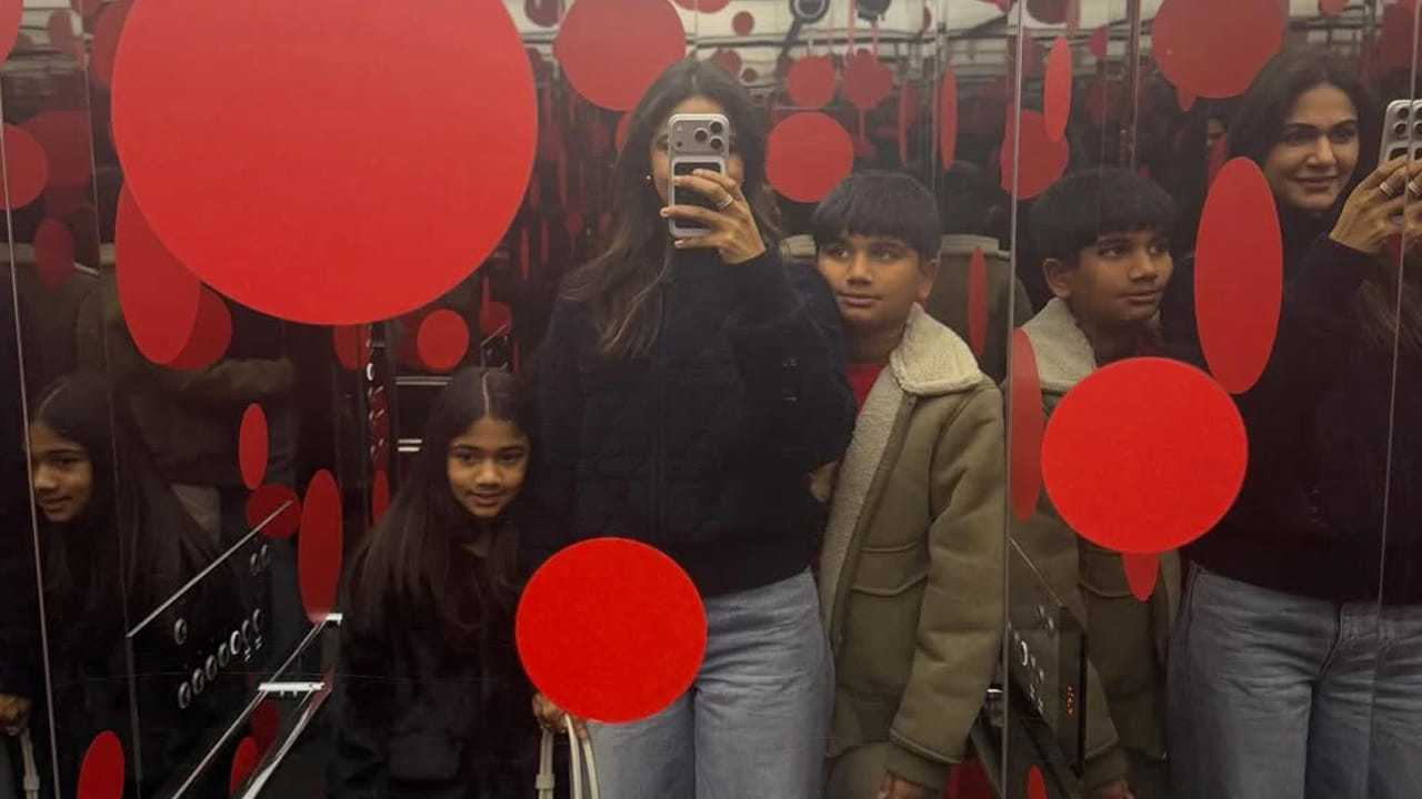  జపాన్ రాజధాని టోక్యోలో పురాతన ఆలయంగా పేరొందిన  బౌద్ధ సెన్సో-జి ఆలయాన్ని అల్లు ఫ్యామిలీ దర్శించుకుంది.  అలాగే అక్కడున్న టూరిస్ట్ ప్రాంతాలన్నింటినీ చుట్టేస్తోందీ అల్లు ఫ్యామిలీ.
