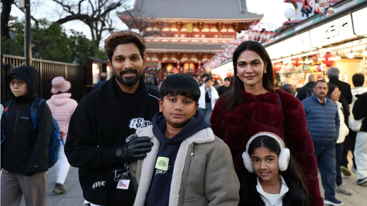   ఇక పుష్ప2 తర్వాత కోలీవుడ్ స్టార్ డైరెక్టర్ అట్లీ దర్శకత్వంలో ఓ సినిమా చేస్తున్నాడు అల్లు అర్జున్. బాలీవుడ్ బ్యూటీ దీపికా పదుకొణె ఇందులో హీరోయిన్ గా నటిస్తోంది. 
