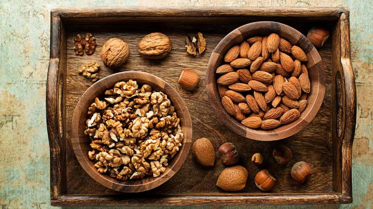 గింజలు - విత్తనాలు: బాదం, వాల్‌నట్స్, గుమ్మడి గింజలలో చక్కెర తక్కువగా, ఖనిజాలు ఎక్కువగా ఉంటాయి. ఇవి దంతాల నిర్మాణాన్ని బలోపేతం చేయడమే కాకుండా, చిగుళ్లను దృఢంగా మారుస్తాయి.
