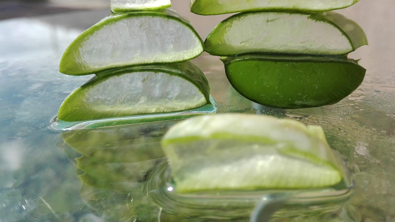 మీ కోసం ఇంకో చిట్కా .. ముందుగా నిమ్మరసం తీసుకుని, దానిలో  2 స్పూన్ల కలబంద గుజ్జు కూడా వేసి 5 నిముషాలు ఉంచి ఈ మిశ్రమాన్ని ముఖానికి అప్లై చేసి 15 నిమిషాల పాటు ఉంచి గోరు వెచ్చని నీళ్ళతో వాష్ చేయండి. 