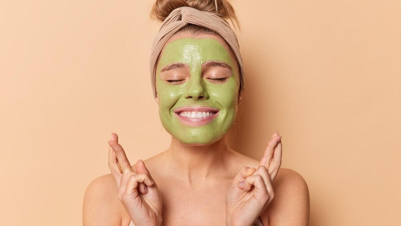 అలోవెరా ఫేస్ ప్యాక్: అలోవేరా అనేది చర్మ ఆరోగ్యానికి ఎంతో ప్రయోజనకరంగా ఉంటుంది. ఇందులో చర్మ ఆరోగ్యానికి ఉపయోగపడే సహజ పోషకాలు ఉంటాయి. ఇవి చర్మాన్ని రక్షించడంలో సహాయపడుతాయి. ఈ ప్యాక్ తయారు చేసుకునేందుకు.. కలబంద జెల్ తీసుకొని.. అందులో కాస్తా గంధపు పొడిని యాడ్ చేయడం.. ఈ మిశ్రమాన్ని బాగా కలిపి ముఖానికి అప్లై చేసుకోండి. 15 నిమిషాల తర్వాత కడిగేయండి. శీతాకాలంలో మొటిమలను తొలగించడంలో, చర్మంపై ఉన్న మచ్చలను తగ్గించడంలో ఇది చాలా బాగా ఉపయోగపడుతుంది.( Note: పైన పేర్కొన్న అంశాలు కేవలం అవగాహన కోసం మాత్రమే అందించబడినవి.. వీటిని వాడే ముందు వైద్యుల సలహా తీసుకోండి.. వీటిని టీవీ9 దృవీకరించట్లేదు)