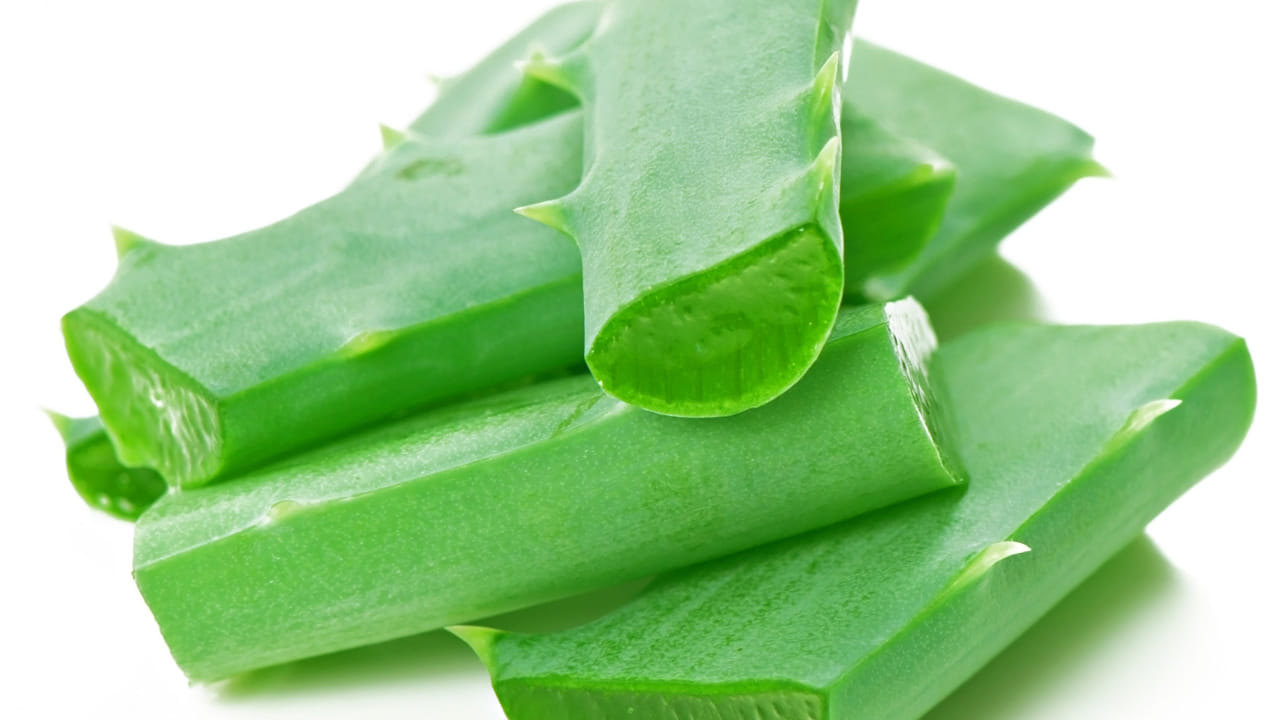 కలబంద రసం : రక్తంలో షుగర్ లెవెల్స్ ను కలబంద తగ్గించగలదు. ఒక గ్లాస్ నీటిలో ఒక టేబుల్ స్పూన్  కలబంద జెల్ ను వేసి బాగా తిప్పుకుని తాగాలి. (NOTE: ఇందులోని అంశాలు కేవలం అవగాహన కోసం మాత్రమే. నిపుణులు అందించిన సమాచారం ప్రకారం ఇక్కడ తెలియజేయడమైనది. ఆరోగ్యరీత్యా ఎలాంటి సమస్యలు ఉన్నానేరుగా వైద్య నిపుణులను సంప్రదించడం మంచిది)