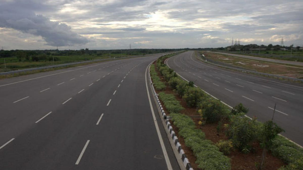 ఇంజినీరింగ్, ప్రొక్యూర్ మెంట్, కన్‌స్ట్రక్షన్ విధానంలో ఈ ప్రాజెక్ట్ చేపడుతున్నారు. పేరేచర్ల-కొండమోరు మార్గంలో వాహనాల సంఖ్యకు తగ్గట్లు రోడ్ల విస్తరణ జరగలేదు. దీంతో తరచూ ప్రమాదాలు ఎక్కువగా చేసుకుంటున్నారు. కేంద్ర, రాష్ట్ర ప్రభుత్వాలు దీనిని గమనించి రోడ్లు విస్తరించేందుకు ముందుకొచ్చాయి. దీని వల్ల ప్రజలతో పాటు పత్తి, మిర్చి, క్యారీలు, కంకర రావాణకు ఉపయోగం జరగనుంది.