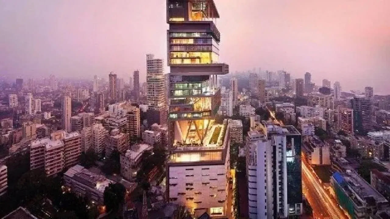  రిలయన్స్ ఇండస్ట్రీస్ చైర్మన్, మేనేజింగ్ డైరెక్టర్ ముఖేష్ అంబానీ భారతదేశంలోని అత్యంత ధనవంతులలో ఒకరు. జనవరి 4, 2025న విడుదలైన ఫోర్బ్స్ నివేదిక ప్రకారం, ముఖేష్ అంబానీ మొత్తం సంపద $96.6 బిలియన్లు. దీనితో పాటు అతను ప్రపంచంలోని 18వ ధనవంతుడు. 2026 సంవత్సరంలో అతను ఏ స్థానంలో ఉంటాడో తెలుసుకోవడానికి అందరూ ఆసక్తిగా ఉన్నారు.