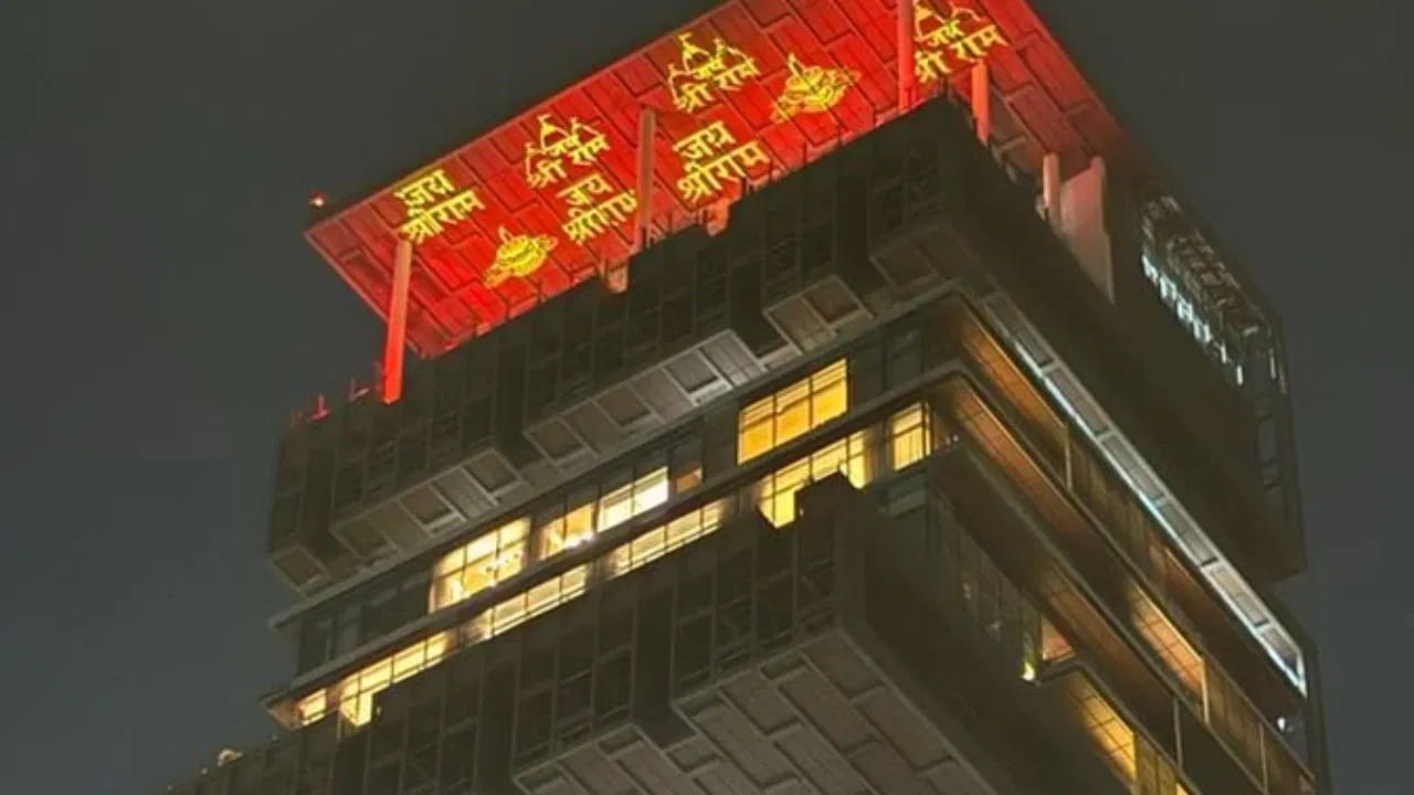  1.120 ఎకరాల భూమిలో ఆంటిలియా ఇంటి నిర్మాణం 2006లో ప్రారంభమై 2010లో పూర్తయింది. ఈ భూమిని ముఖేష్ అంబానీకి చెందిన ఆంటిలియా కమర్షియల్ ప్రైవేట్ లిమిటెడ్ 2002లో $2.5 మిలియన్లకు కొనుగోలు చేసింది.