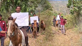 గుర్రాలపై ఆదివాసీల నిరసన.. మూడు కిలోమీటర్లు యాత్ర చేసి