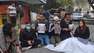 ఢిల్లీ తెలంగాణ భవన్ ఎదుట జంతు ప్రేమికుల ఆందోళన..రోడ్డుపై పడుకుని నిరసన