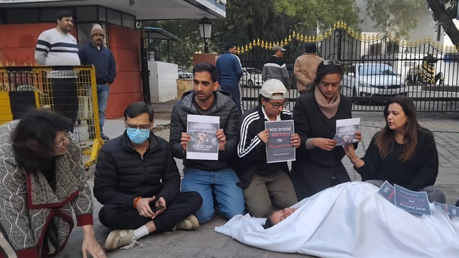 ఢిల్లీ తెలంగాణ భవన్ ఎదుట జంతు ప్రేమికుల ఆందోళన..రోడ్డుపై పడుకుని