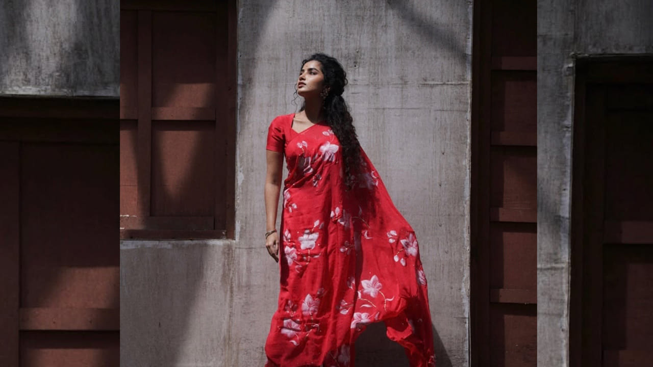 మలయాళీ బ్యూటీ అనుపమ పరమేశ్వరన్ గురించి ఎంత చెప్పినా తక్కువే. అందం, అభినయం ఈ ముద్దుగుమ్మ సొంతం. ఈ చిన్నది తన నటన, అందంతో ప్రతి ఒక్కరినీ ఆకట్టుకుందింది. ఆఆ, మూవీతో టాలీవుడ్లోకి ఎంట్రీ ఇచ్చి ఈ మూవీలో శ్రీ వల్లి పాత్రలో ప్రతి ఒక్కరి మనసు దోచుకుంది.