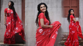 ఎర్ర చీరలో అందాల ముద్దుగుమ్మగా.. అనుపమా బ్యూటిఫుల్ ఫొటోస్ !