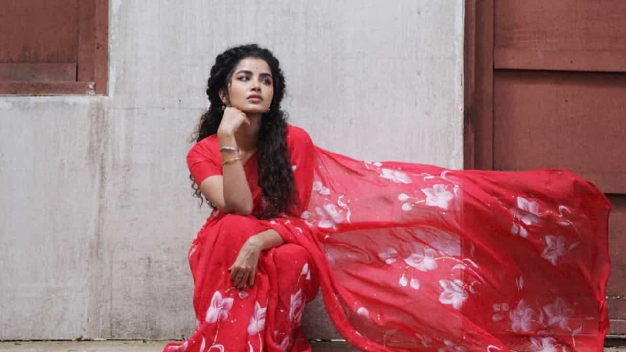 ఒక పరదా మూవీ తప్ప అన్ని మంచి హిట్ ఇచ్చాయి. ఒకప్పుడు పద్ధతిగా సినిమాల్లో కనిపించిన ఈ అందాల ముద్దుగుమ్మ టిల్లు స్క్వేర్ సినిమాతో బోల్డ్ లుక్ మారింది. ఈ మూవీలో తన గ్లామర్‌తో ప్రతి ఒక్కరినీ కట్టిపడేసింది. లిల్లీ పాత్రలో ప్రతి ఒక్కరినీ ఆకట్టుకుంది.