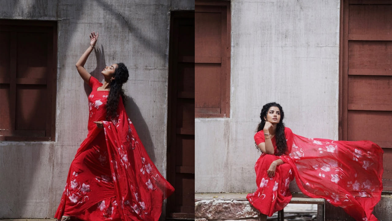 ఇక ఎప్పుడూ సోషల్ మీడియాలో చాలా యాక్టివ్‌గా ఉండే ఈ చిన్నది తాజాగా రెడ్ కలర్ చీరలో తన అంద చందాలతో అందరినీ ఆకట్టుకుంది. ప్రతస్తుతం దీనికి సంబంధించిన ఫొటోస్ నెట్టింట తెగ వైరల్ అవుతున్నాయి.