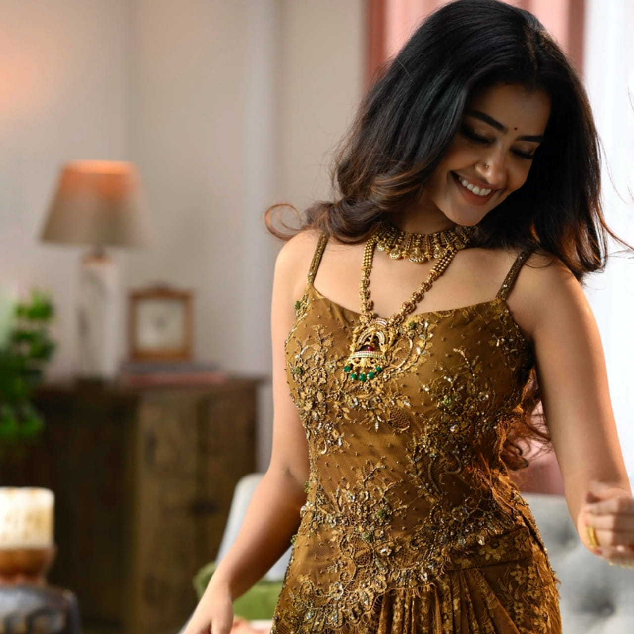 అందాల భామ అనుపమ పరమేశ్వరన్.. ఎంతో మంది డ్రీమ్ గర్ల్ గా మారిపోయింది. చేసింది తక్కువ సినిమాలే అయినా ఈ భామ క్రేజ్ మాత్రం విపరీతంగా పెరిగిపోయింది. ఈ చిన్నది విభిన్నమైన కథలను ఎంచుకుంటూ సినిమాలు చేస్తూ అలరిస్తుంది.