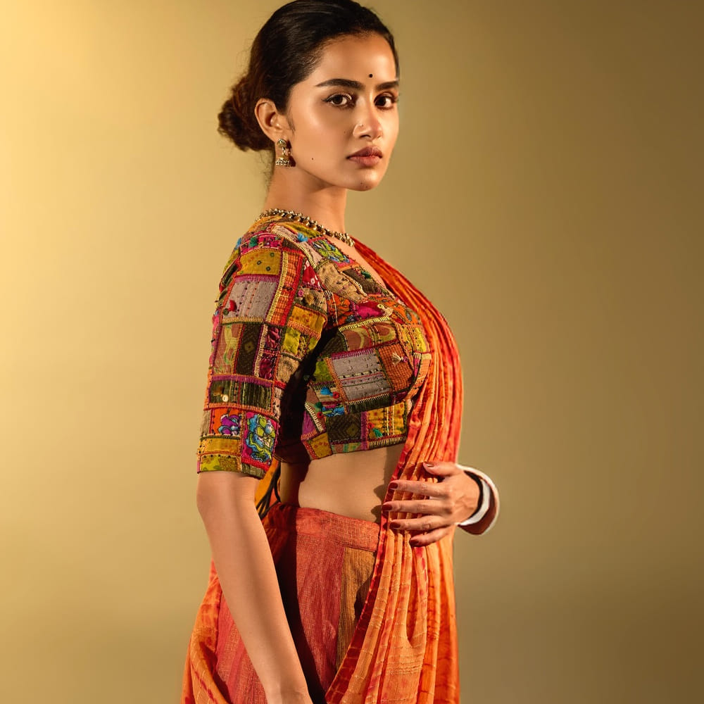 దాంతో ఈ బ్యూటీకి బ్యాక్ టు బ్యాక్ ఆఫర్స్ క్యూ కట్టాయి. వరుసగా సినిమాలు చేసి మెప్పించింది. మొదట్లో స్కిన్ షోకు దూరంగా ఉంటూ సినిమాలు చేసింది ఈ భామ. ఆతర్వాత డీజే టిల్లు సినిమాలో కాస్త గ్లామరస్ గా కనిపించింది ఈ వయ్యారి.