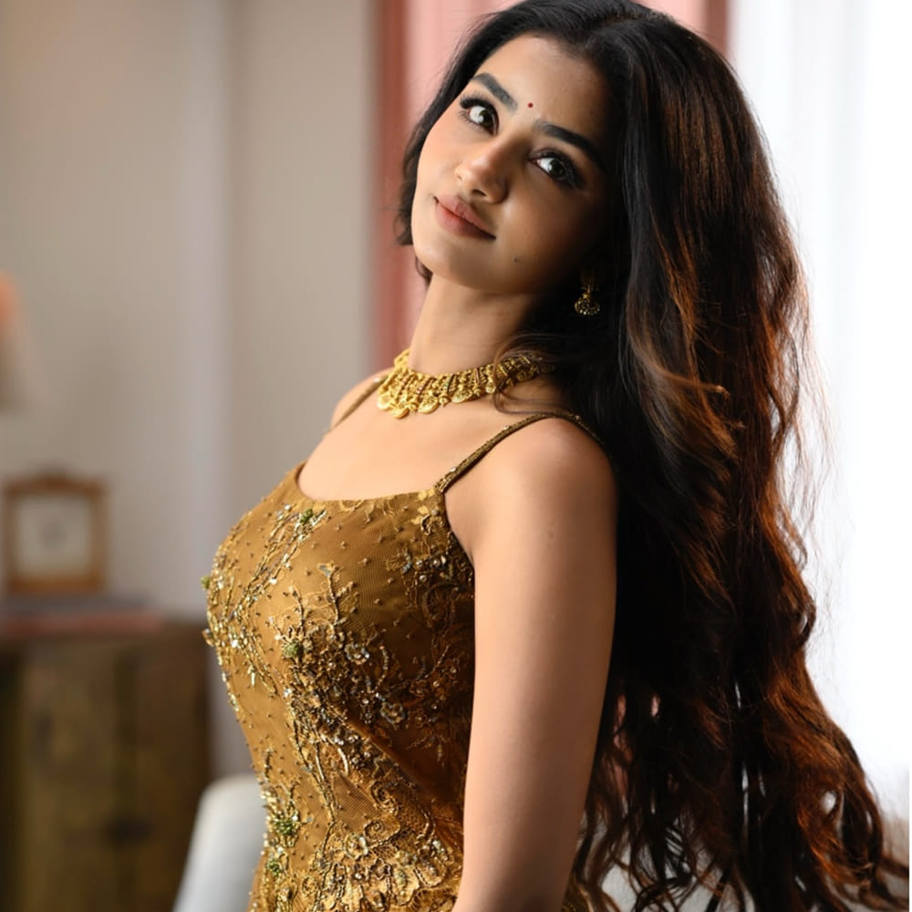 టిల్లు స్క్వేర్ సినిమాలో హాట్ లుక్ లో కనిపించిన అనుపమను చూసి అభిమానులు షాక్ అయ్యారు. ప్రస్తుతం ఈ భామ ఆచి తూచి సినిమాలు చేస్తుంది. విభిన్నమైన కథలను ఎంచుకుంటుంది. సినిమాలతో ఆకట్టుకుంటూనే సోషల్ మీడియాలోనూ కవ్విస్తుంది.