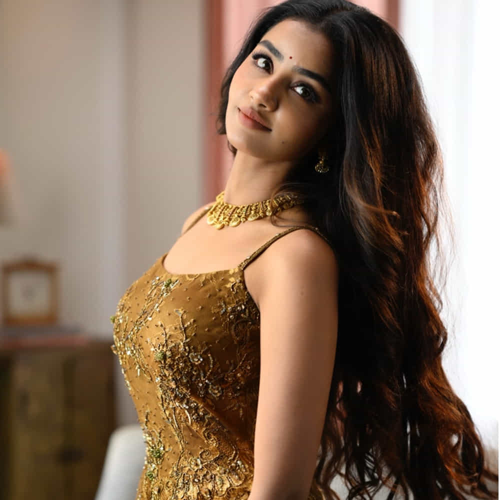 టిల్లు స్క్వేర్ సినిమాలో హాట్ లుక్ లో కనిపించిన అనుపమను చూసి అభిమానులు షాక్ అయ్యారు. ప్రస్తుతం ఈ భామ ఆచి తూచి సినిమాలు చేస్తుంది. విభిన్నమైన కథలను ఎంచుకుంటుంది. సినిమాలతో ఆకట్టుకుంటూనే సోషల్ మీడియాలోనూ కవ్విస్తుంది.