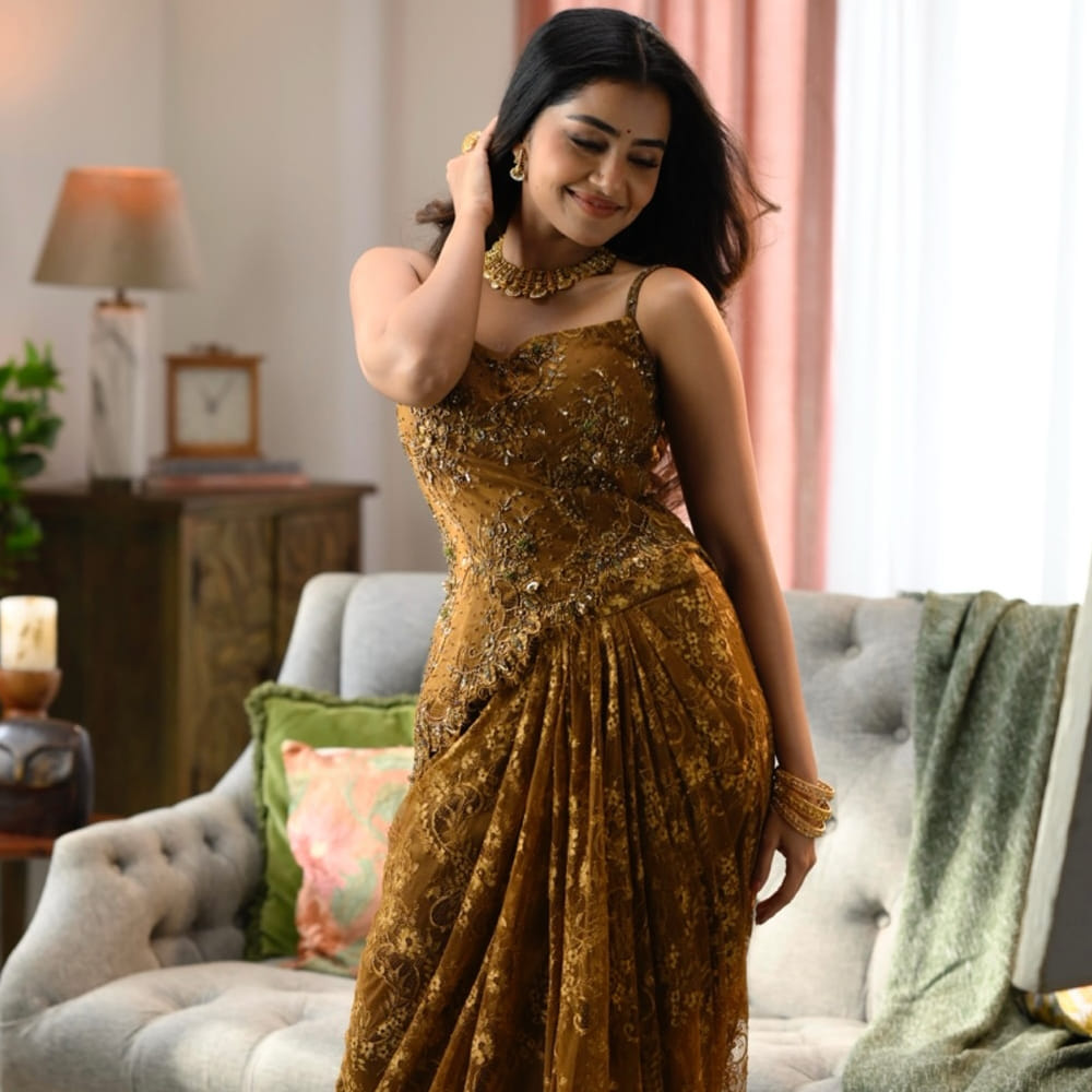 నెట్టింట యాక్టివ్ గా ఉండే అనుపమ రెగ్యులర్ గా ఫోటోలు, రకరకాల వీడియోలు షేర్ చేస్తూ మెప్పిస్తుంది. ఈ అమ్మడి ఫోటోలకు నెటిజన్స్ ఫిదా అవుతున్నారు. తాజాగా ఈ అమ్మడు కొన్ని ఫోటోలను పంచుకుంది.