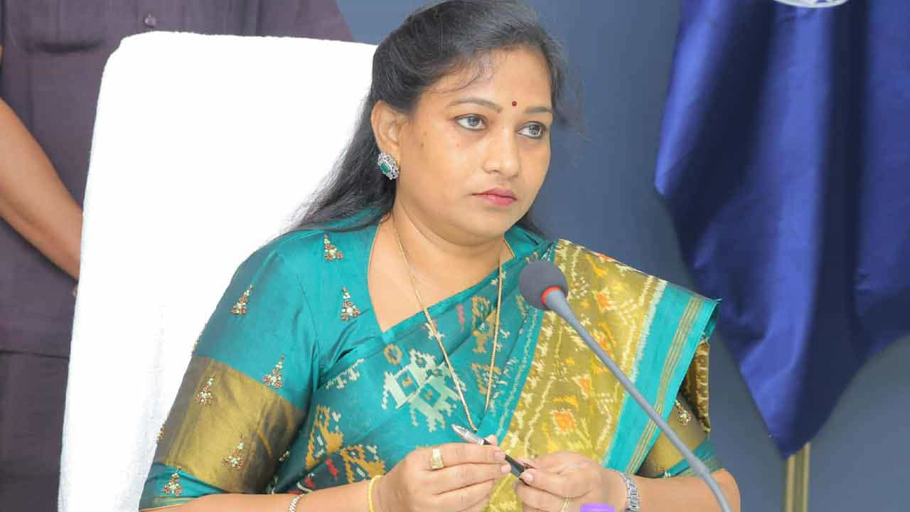 అలాగే ఖైదీలకు జైల్లో ఉపాధి అవకాశాలు కల్పిస్తున్నట్లు అనిత తెలిపారు. షాంపూలు, నూనె, స్కూల్ బెంచీలు వంటివి తాయరుచేస్తున్నారని, దీని వల్ల నెలకు రూ.8 వేల వరకు సంపాదిస్తున్నట్లు చెప్పారు. చట్టాన్ని చేతుల్లోకి తీసుకనేవారిపై చర్యలు తీసుకుంటామని వార్నింగ్ ఇచ్చారు.