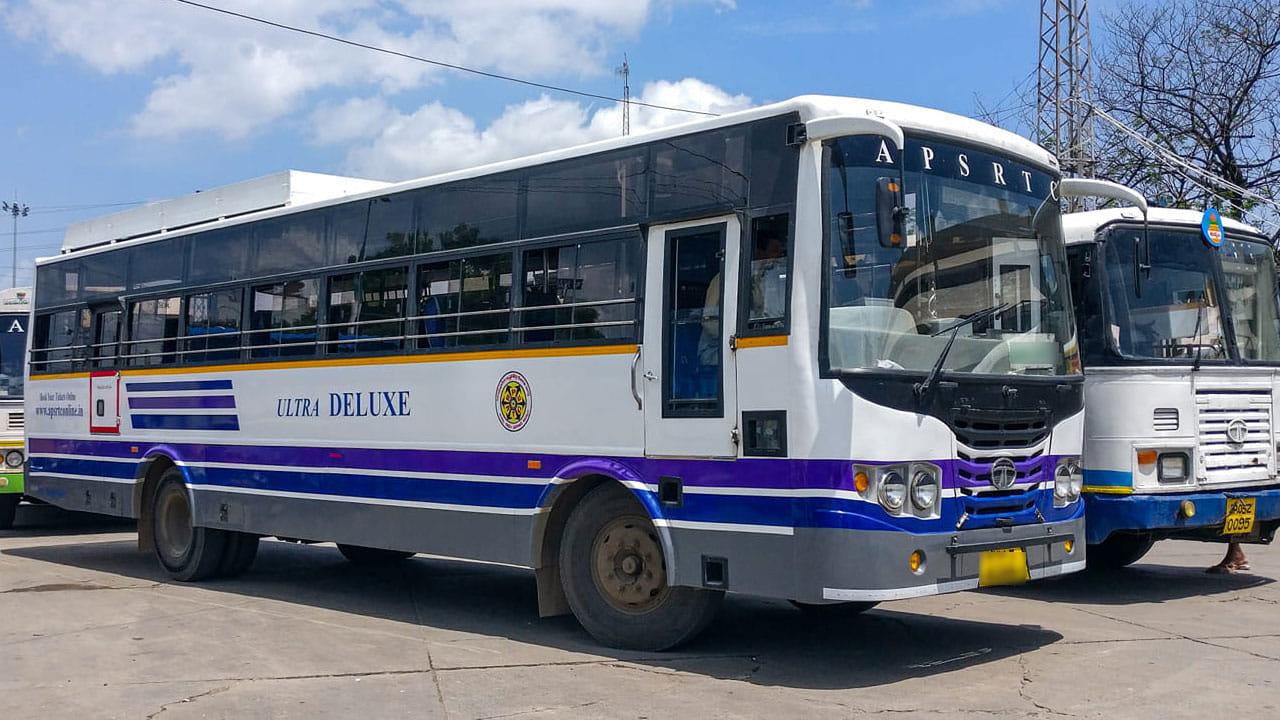 Andhra: ఎంత మూర్ఖుడివిరా... రూ.90 వేల కోసం బస్సులో నుంచి దూకాడు.. ఆ తర్వాత