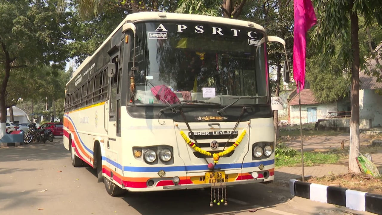 Andhra: ఓర్నీ ఏంట్రా ఇలా ఉన్నారు.. బస్టాండ్‌లో ఆర్టీసీ బస్సు మాయం.. కట్ చేస్తే..