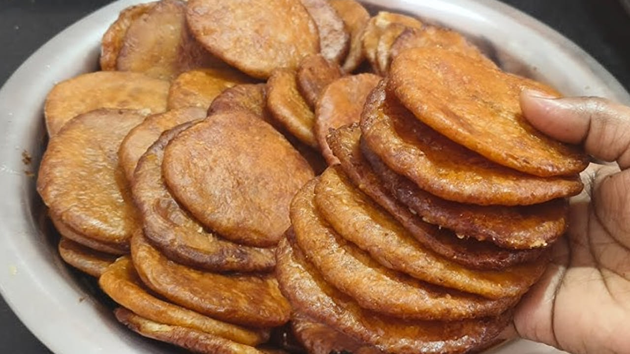 పిండి అనేది కన్సిస్టెన్సీగా, మరి గట్టిగా, మరి లూజ్‌గాఉండకుండా చూసుకోవాలి. తర్వాత దీనిని స్టవ్ ఆఫ్ చేసి, పక్కన పెట్టుకోవాలి. ఈ మిశ్రమం వేడి తగ్గి, కాస్త గోరు వెచ్చగా ఉన్న సమయంలో అరిసెల్లా తయారు చేసుకోవాలి.చపాతీ పీటపై లేదా, కవర్, లేదా, కాటన్ క్లాత్ పై అరిసెల్లా తయారు చేసుకొని, స్టవ్ ఆన్ చేసి, కడాయి పెట్టి అందులో వేయించడానికి సరిపడ నూనె వేసి, అందులో వేస్తూ వేయించుకోవాలి. అరిసెలు మంచిగా బ్రౌన్ కలర్ వచ్చేలా కాల్చుకోవాలి. అవి పొంగుతూ ఉండాలి. అంతే తియ్య తియ్యని, సంక్రాంతి స్పెషల్ అరిసెలు రెడీ.