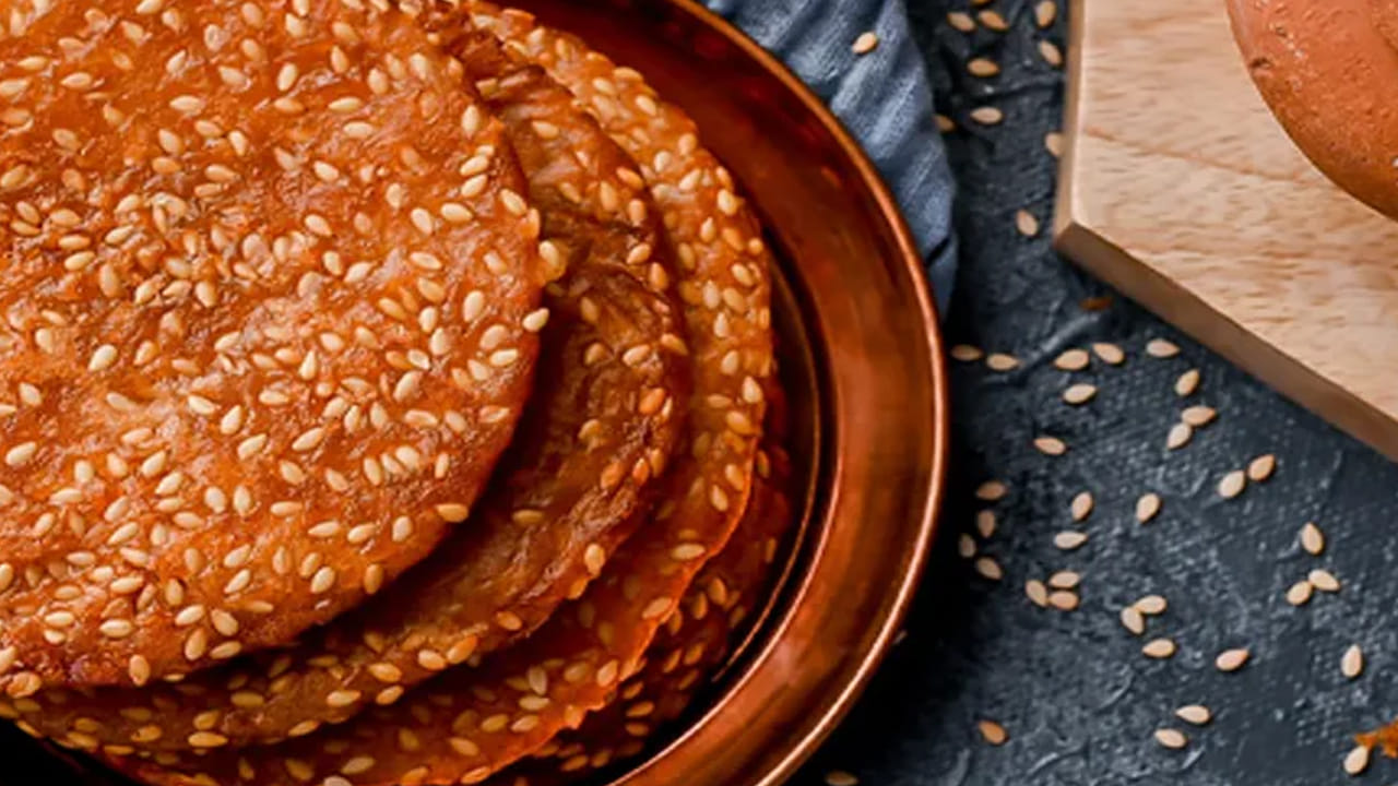 ముందుగా బెల్లం పాకాన్ని ప్రిపేర్ చేసుకోవాలి. దీని కోసం, తురుముకున్న బెల్లాన్ని , కప్పు నీళ్లు పోసి, చిన్నమంటపై పాకం వచ్చే వరకు మరిగించుకోవాలి. తర్వాత పాకం వచ్చా, అందులో మనం ముందు రెడీ చేసి పెట్టుకున్న యాలకుల పొడి, నెయ్యి, వీలైతే నువ్వులు వేసుకొని కలుపుకోవాలి. ఆ తర్వాత బెల్లం పాకం మిశ్రమంలో బియ్యం పిండిని వేస్తూ, ఉండలు లేకుండా కలుపుకోవాలి.